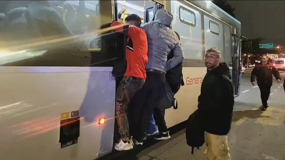 Miles de usuarios padecen demoras, hacinamiento y viajes interminables en el AMBA.