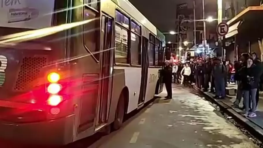 Miles de usuarios padecen demoras, hacinamiento y viajes interminables en el AMBA.