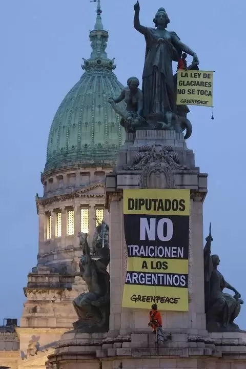 Activistas escalaron el monumento frente al Congreso