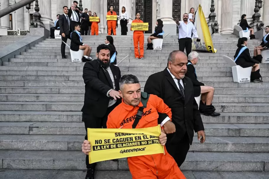 La otra protesta frente al Congreso de los activistas de Greenpeace