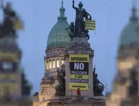 Un activista se trep� a un monumento en el Congreso