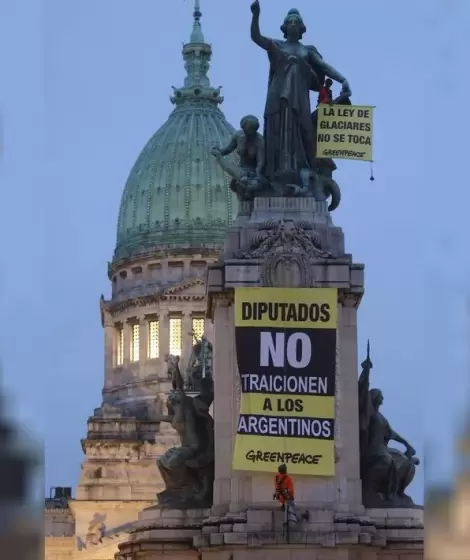 Un activista se trep� a un monumento en el Congreso