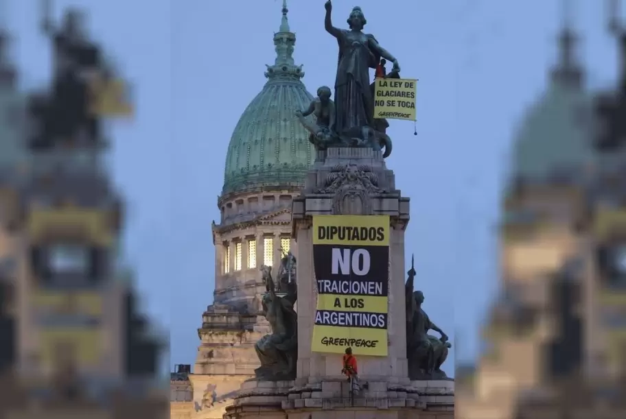 Un activista se trepó a un monumento en el Congreso