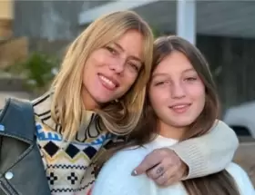 Allegra Cubero junto a  Nicole Naumann