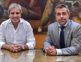 Federico Furiase junto a Luis Caputo.