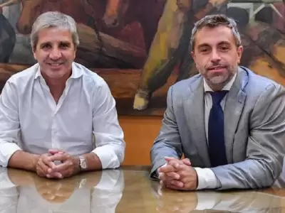 Federico Furiase junto a Luis Caputo.
