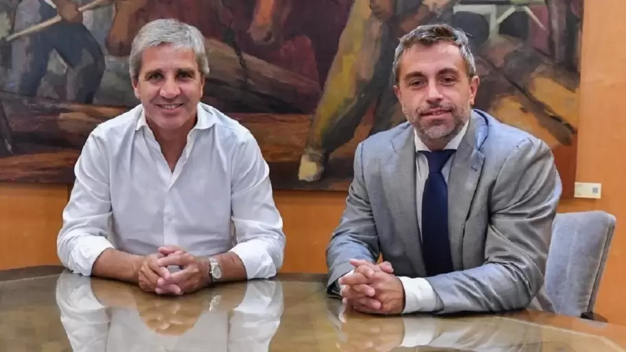 Federico Furiase junto a Luis Caputo.