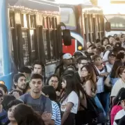 Paros, servicios demorados, viajes hacinados y lo que faltaba: aumento del precio del boleto de bondis en un 5%