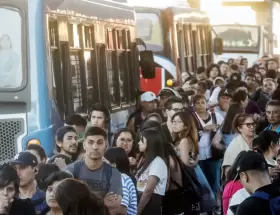 Paros, servicios demorados, viajes hacinados y lo que faltaba: aumento del precio del boleto de bondis en un 5%