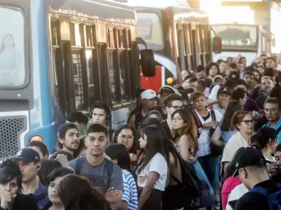 Paros, servicios demorados, viajes hacinados y lo que faltaba: aumento del precio del boleto de bondis en un 5%