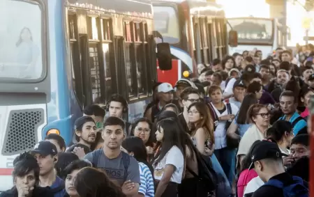 Paros, servicios demorados, viajes hacinados y lo que faltaba: aumento del precio del boleto de bondis en un 5%