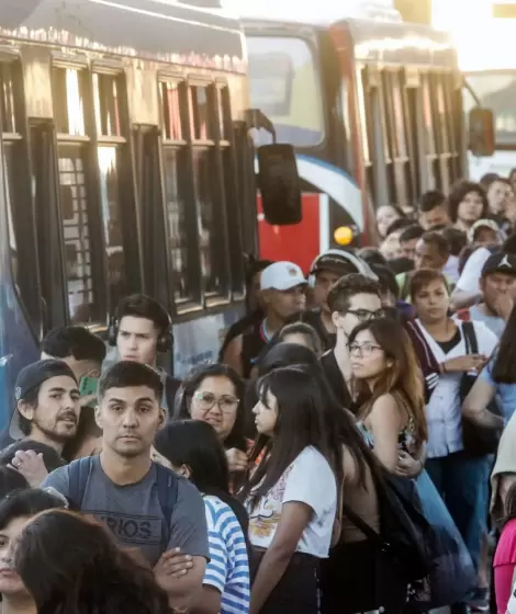 Paros, servicios demorados, viajes hacinados y lo que faltaba: aumento del precio del boleto de bondis en un 5%