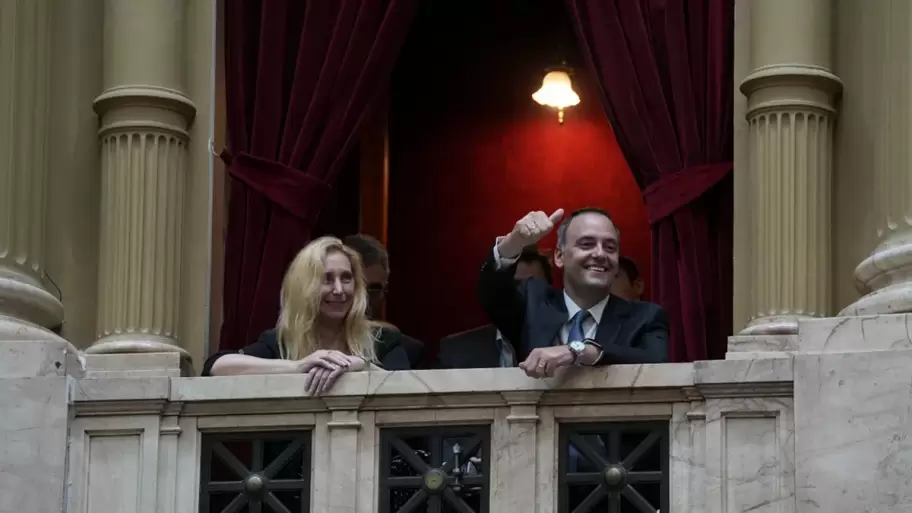 Lejos está Karina de volver a esta foto con Adorni