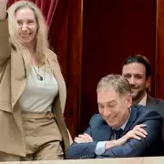 Karina Milei negó tres veces a Adorni: la foto que faltó, los cantitos que sonaron y el gesto que nadie disimula