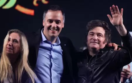 Karina y Javier Milei junto a Manuel Adorni