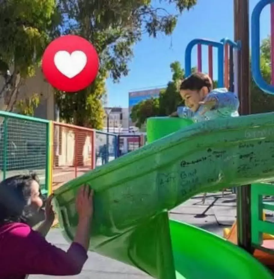 Ángel junto a Lorena Andrade, su madrastra y madre de crianza.
