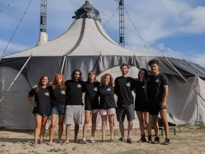 El equipo de la cooperativa Proyecto Migra, con su carpa viajera detr�s.