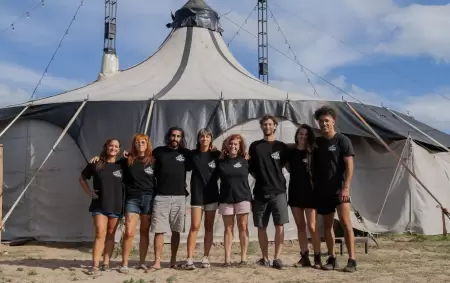 El equipo de la cooperativa Proyecto Migra, con su carpa viajera detr�s.