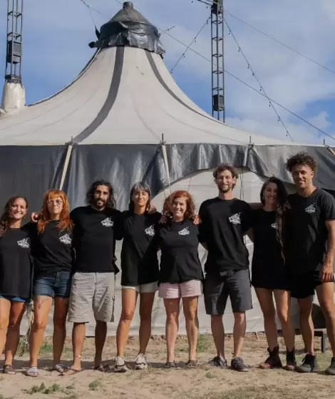 El equipo de la cooperativa Proyecto Migra, con su carpa viajera detr�s.