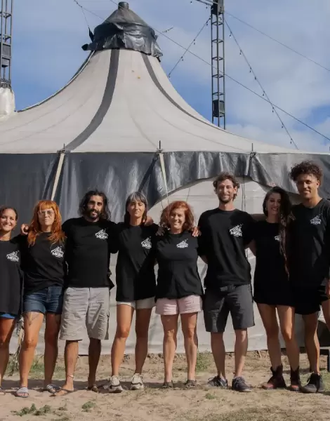 El equipo de la cooperativa Proyecto Migra, con su carpa viajera detr�s.