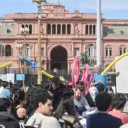Docentes y cient�ficos copan Plaza de Mayo: clases p�blicas contra el ajuste y el incumplimiento de la ley