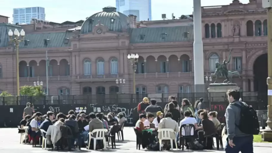 Docentes de la Universidad de Buenos Aires (UBA) y trabajadores de la ciencia trasladar�n este viernes sus actividades a Plaza de Mayo