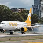Nuevas turbulencias en Flybondi: la aerolínea, al borde del colapso, informó que no saben cuándo pagarán salarios