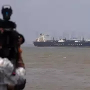 Trump arremete contra el estrecho de Ormuz para acabar con Ir�n pero el cuestionamiento crece: "Insostenible"