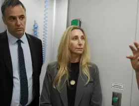 Manuel Adorni y Karina Milei en el Malbr�n