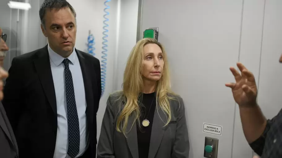 Manuel Adorni y Karina Milei en el Malbrán