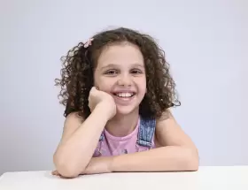 Luc�a Ramseyer tiene 10 a�os y est� apadrinada por Le�n Gieco desde que tiene 5.