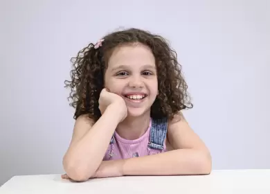 Luc�a Ramseyer tiene 10 a�os y est� apadrinada por Le�n Gieco desde que tiene 5.