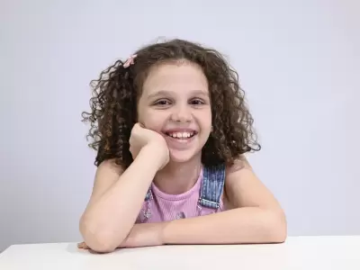 Luc�a Ramseyer tiene 10 a�os y est� apadrinada por Le�n Gieco desde que tiene 5.