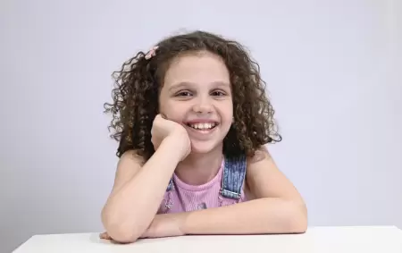 Luc�a Ramseyer tiene 10 a�os y est� apadrinada por Le�n Gieco desde que tiene 5.