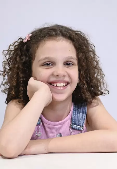 Luc�a Ramseyer tiene 10 a�os y est� apadrinada por Le�n Gieco desde que tiene 5.