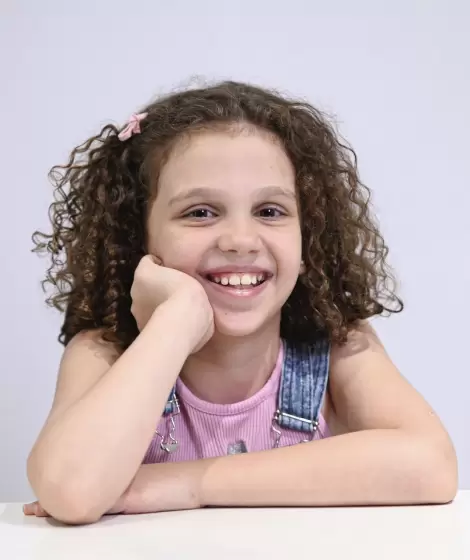 Luc�a Ramseyer tiene 10 a�os y est� apadrinada por Le�n Gieco desde que tiene 5.