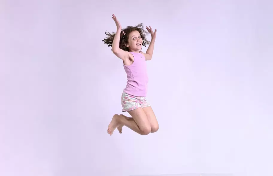 Luc�a Ramseyer tiene 10 a�os y est� apadrinada por Le�n Gieco desde que tiene 5.