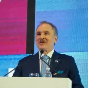 Peter Lamelas canchere�, intent� hablar "como argentino" y pidi� "que la gente tenga paciencia"