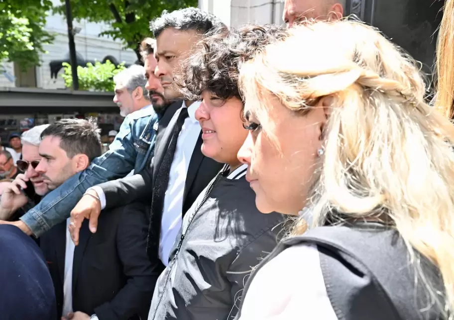 Ver�nica Ojeda junto a Dieguito Fernando el d�a que �l pidi� "justicia por su padre".