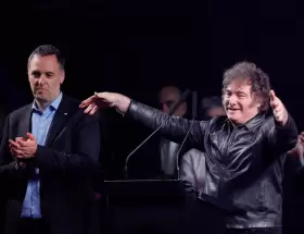 Manuel Adorni y Javier Milei