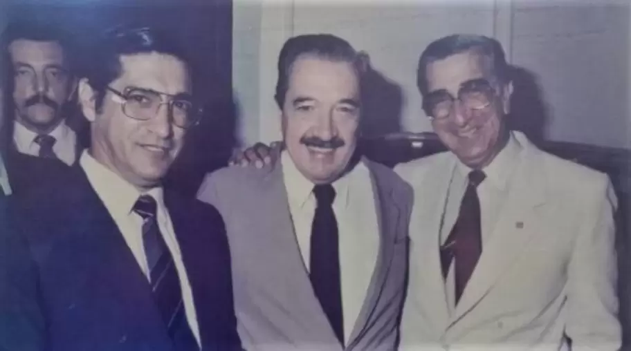 Juan Carlos Castiella abrazado a Ra�l Alfons�n, junto a su hermano Osvaldo Castiella.