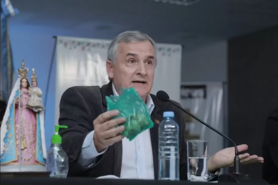 El ex gobernador de Jujuy, Gerardo Morales, con una bolsa de coca. Durante su gesti�n reivindic� la lucha de Castiella a favor del coqueo.