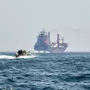 Ir�n amenaza con paralizar rutas mar�timas clave mientras EE.UU. redobla la apuesta con m�s presencia militar