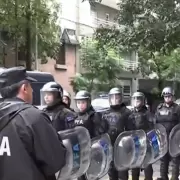 Adorni usa a la Federal como agencia privada de seguridad: protege su casa en Caballito de una olla popular