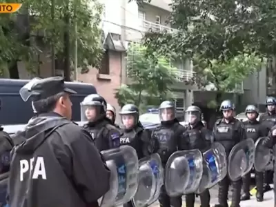 Fuerte operativo policial en la casa de Adorni