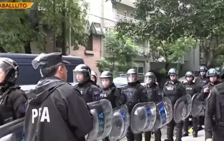 Fuerte operativo policial en la casa de Adorni