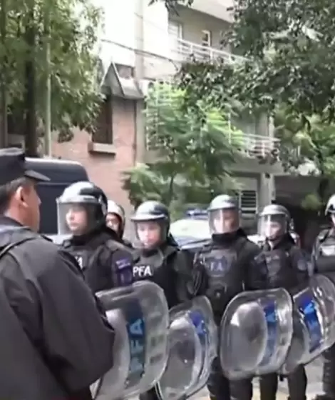 Fuerte operativo policial en la casa de Adorni