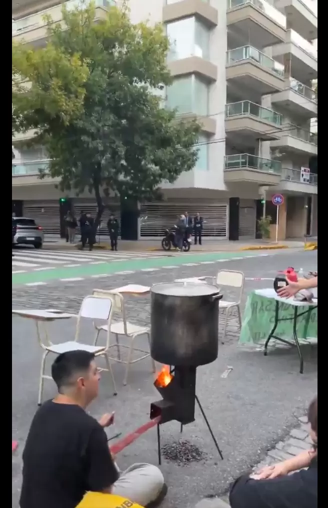 Olla popular en la casa de Adorni