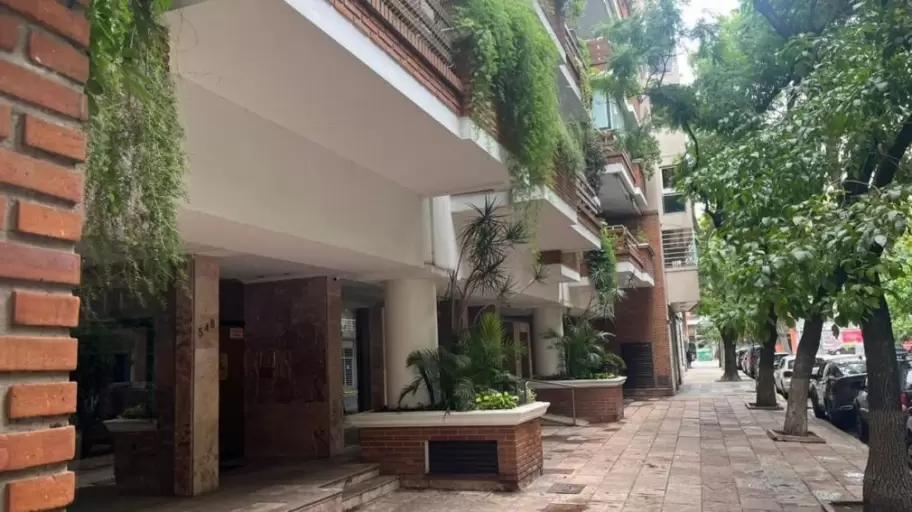 Fuerte operativo policial en la casa de Adorni