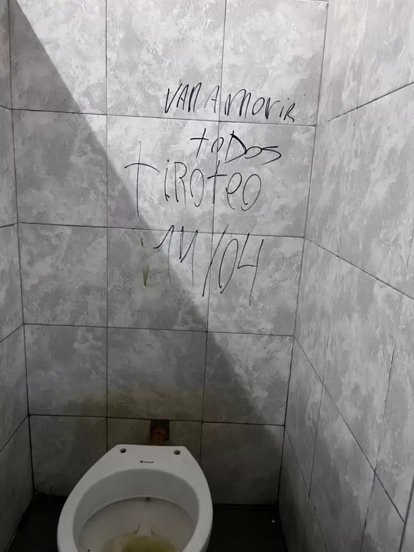 Mensajes amenazantes aparecen en los ba�os de los colegios